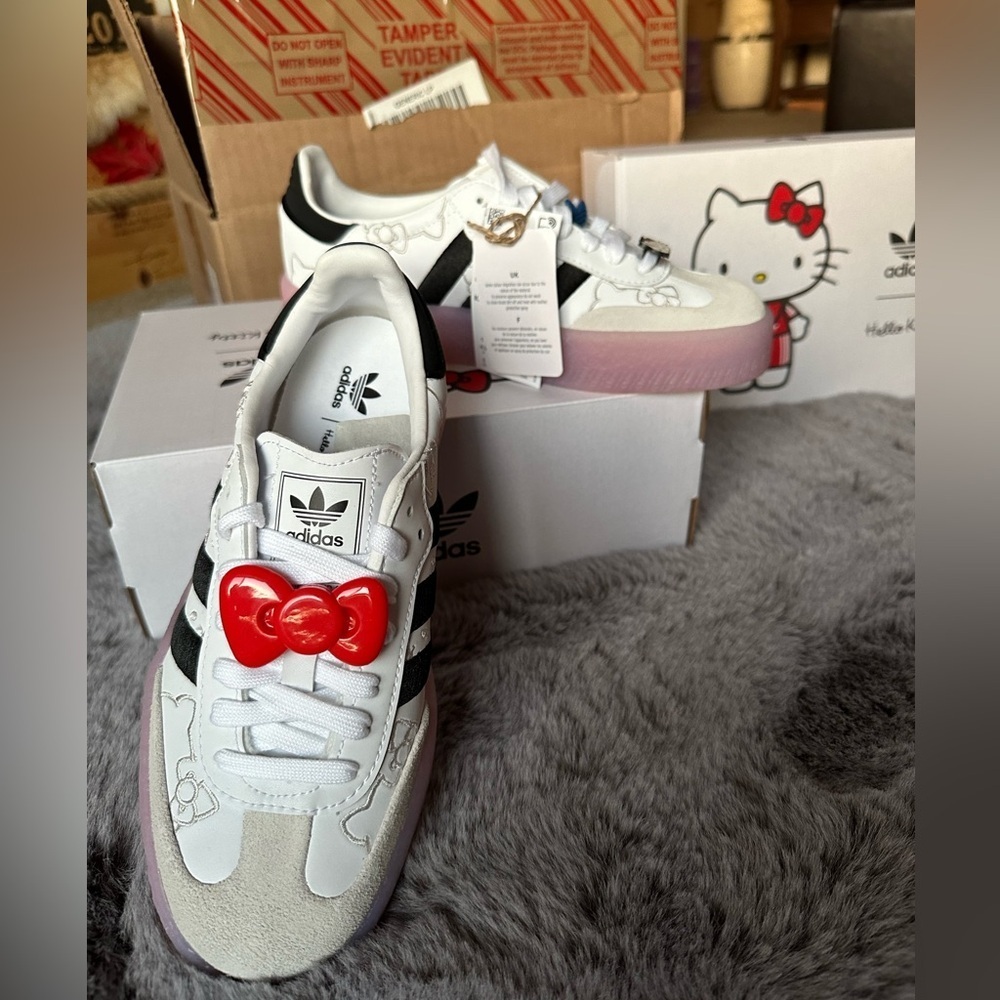 Authentic adorable Adidas Sambae x Hello Kitty collaboration Women's size 6